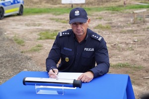 I Zastępca Komendanta Wojewódzkiego Policji inspektor Robert Frąckowiak podpisuje akt erekcyjny.