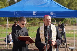 Przemawia przedstawiciel duchowieństwa.