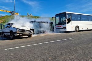 Zdjęcie ze zderzenia dwóch samochodów osobowych. Obok stoi autobus