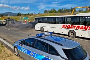 Radiowóz, autobus, płonące auto osobowe, sceny z ćwiczenia służb ratowniczych na drodze S-3 z udziałem dolnośląskich policjantów.