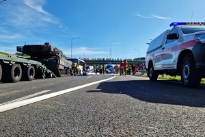 Służby porządkowe podczas działań - sceny z ćwiczenia służb ratowniczych na drodze S-3 z udziałem dolnośląskich policjantów.