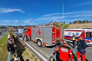 Karetka, straż pożarna, radiowóz policyjny i działające na miejscu wypadku służby - sceny z ćwiczenia służb ratowniczych na drodze S-3 z udziałem dolnośląskich policjantów.