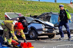 Policjanci robią oględziny pojazdu biorącego udział w wypadku - sceny z ćwiczenia służb ratowniczych na drodze S-3 z udziałem dolnośląskich policjantów.