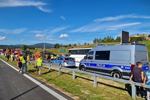 Radiowozy policyjne i pozostałe służby podczas ćwiczeń służb ratowniczych na drodze S-3 z udziałem dolnośląskich policjantów.