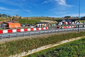 Odcinek drogi S-3 na którym odbywają się ćwiczenia (na zdjęciu 4 pojazdy biorące udział w wypadku i służby ratunkowe pracujące na miejscu zdarzenia - sceny z ćwiczenia służb ratowniczych na drodze S-3 z udziałem dolnośląskich policjantów.