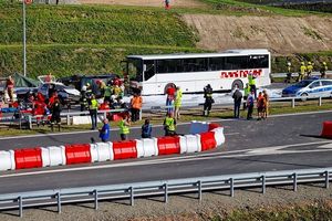 Strażacy gaszą zapalone w wyniku zderzenia pojazdy osobowe - sceny z ćwiczenia służb ratowniczych na drodze S-3 z udziałem dolnośląskich policjantów.