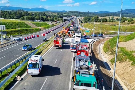 Widok z wiaduktu na odcinek drogi S-3 na którym odbywają się ćwiczenia.