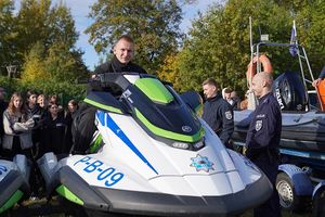osoba siedząca na białym skuterze wodnym