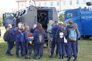osoby stojące z tyłu transportera opancerzonego