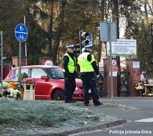 policjanci na dworze przy cmentarzu