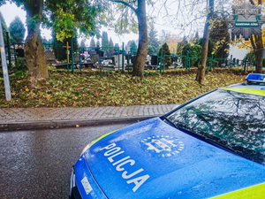 policjanci na dworze przy cmentarzu