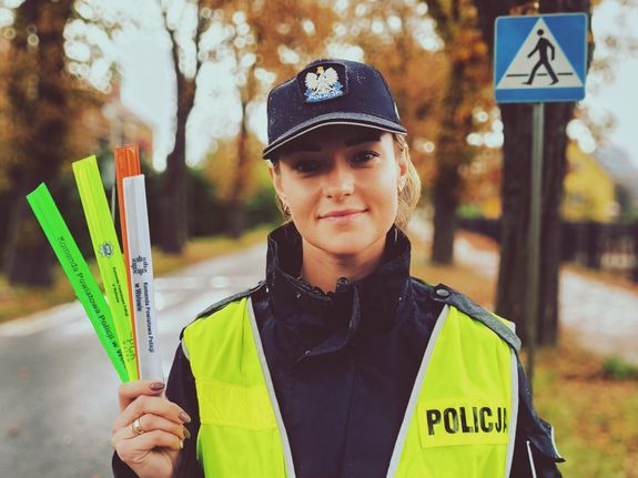 policjantka na dworze przed przejściem dla pieszych