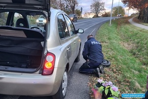 policjanci wymieniają koło w samochodzie