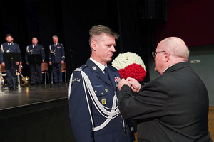 Komendant Wojewódzki Policji we Wrocławiu nadinspektor Dariusz Wesołowski otrzymuje odznaczenie.