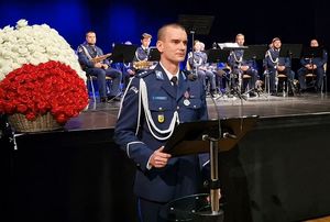 Na mównicy przemawia komisarz Arkadiusz Majcherek