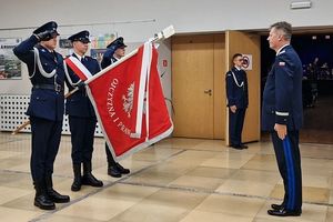 Komendant Wojewódzki Policji we Wrocławiu nadinspektor Dariusz Wesołowski oddaje honory przed pocztem sztandarowym