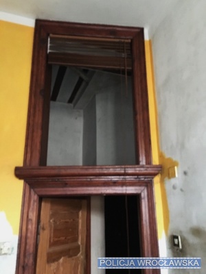 Zdjęcie drzwi i do mieszkania i znajdującego się nad nim pawlacza. Zdjęcie z wnętrza mieszkania