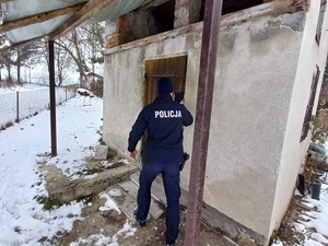 Policjanci podczas akcji zima przeszukują pustostany