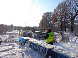 Policjanci podczas akcji zima przeszukują pustostany
