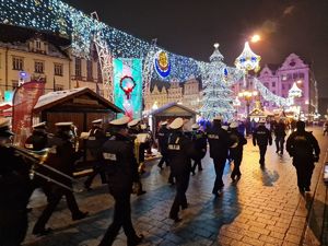 Orkiestra Komendy Wojewódzkiej Policji gra koncert podczas przemarszu na Jarmarku Bożonarodzeniowym