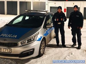 Policjanci obok radiowozu