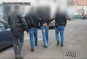 prowadzenie zatrzymanej osoby przez policjantów