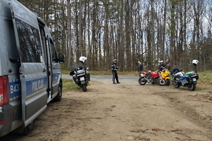 Policjanci kontrolują motocyklistów