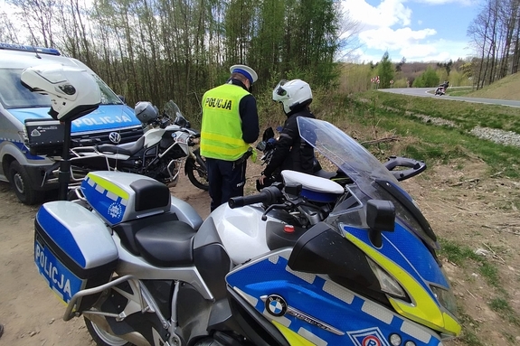 Policjanci kontrolują motocyklistów