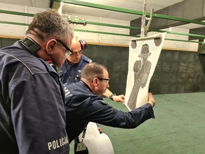Egzaminatorzy przeglądają się efektom strzelania