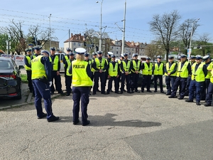 Odprawa policjantów przed kolejnym etapem konkursu jakim jest kierowanie ruchem drogowym