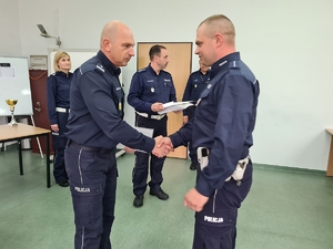 Zastępca komendanta wojewódzkiego policji we Wrocławiu gratuluje policjantowi