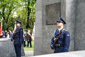 policyjna warta honorowa przy pomniku