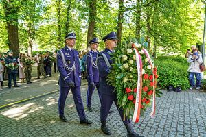 rocznica zbrodni katyńskiej - komendant policji wraz z naczelnikiem składają wieniec pod pomnikiem