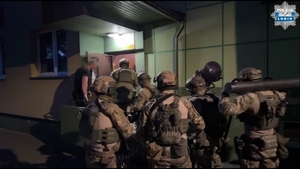 Policjanci specjalnych pododdziałach kontrterrorystycznych zatrzymują podejrzanego
