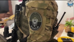 Policjanci specjalnych pododdziałach kontrterrorystycznych zatrzymują podejrzanego