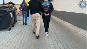 Policjanci specjalnych pododdziałach kontrterrorystycznych zatrzymują podejrzanego