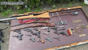 broń i amunicja rozłożone na stole