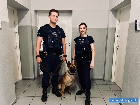 patrol policji stojacy w szatni w mundurach