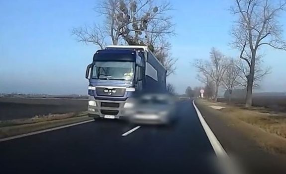 samochód osobowy wyprzedza tir w niebezpiecznym miejscu