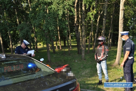 Policjanci z grupy SPEED zatrzymali motocyklistę i sprawdzają jego dokumenty