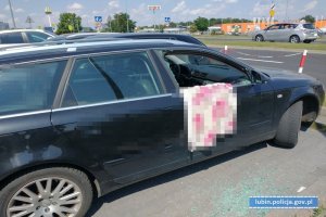 Wybita przednia boczna szyba w samochodzie z którego uratowano dziewczynkę