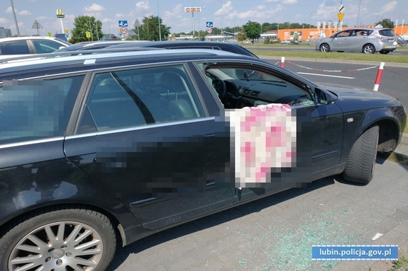 Wybita przednia boczna szyba w samochodzie z którego uratowano dziewczynkę