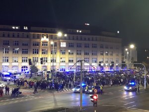 Zgromadzenie na pl. Solidarności we Wrocławiu. Wokół tłumu stoją radiowozy oraz policjanci.