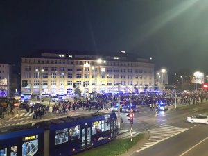 Zgromadzenie ludzi na pl. Solidarności we Wrocławiu. Widok z góry.