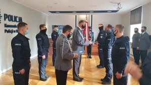 Na zdjęciu Komendant Powiatowy Policji w Kłodzku składa gratulacje nowo przyjętym policjantom.