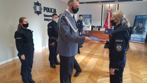 Na zdjęciu Komendant Powiatowy Policji w Kłodzku wraz z zastępcami składa gratulacje nowo przyjętej policjantce.
