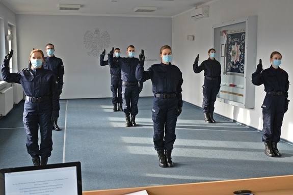 Na zdjęciu nowo przyjęciu policjanci w Wałbrzychu podczas ślubowania.