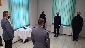 Na zdjęciu Komendant Powiatowy Policji w Środzie Śląskiej wita nowo przyjętych policjantów podczas uroczystości ślubowania.