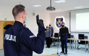 Na zdjęciu nowo przyjęty policjant składa ślubowanie w obecności kadry kierowniczej dolnośląskiej Policji.