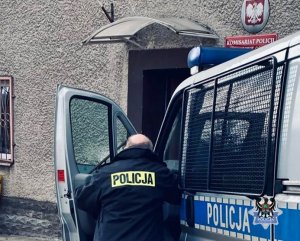 Na zdjęciu policjant wsiadający do radiowozu